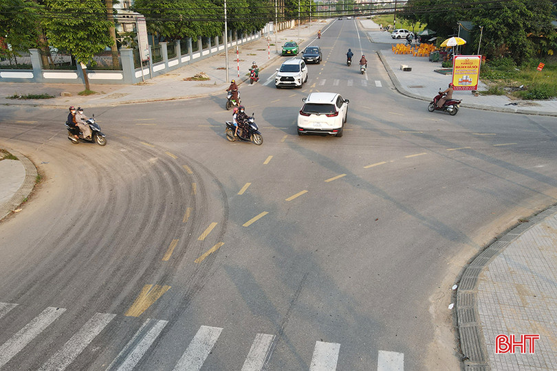 Người tham gia giao thông cần chú ý quan sát, giảm tốc độ khi qua lại nút giao đường Hà Hoàng với đường Lê Ninh kéo dài. an-toan-giao-thong.jpg