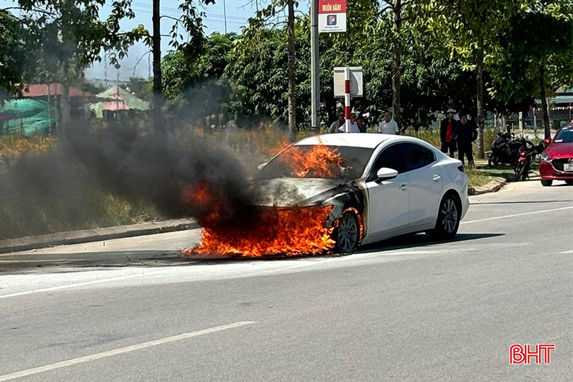 Ô tô con hiệu Mazda3 bốc cháy trên đường Xô Viết Nghệ Tĩnh, phường Nguyễn Du, TP Hà Tĩnh. chay-xe.jpg