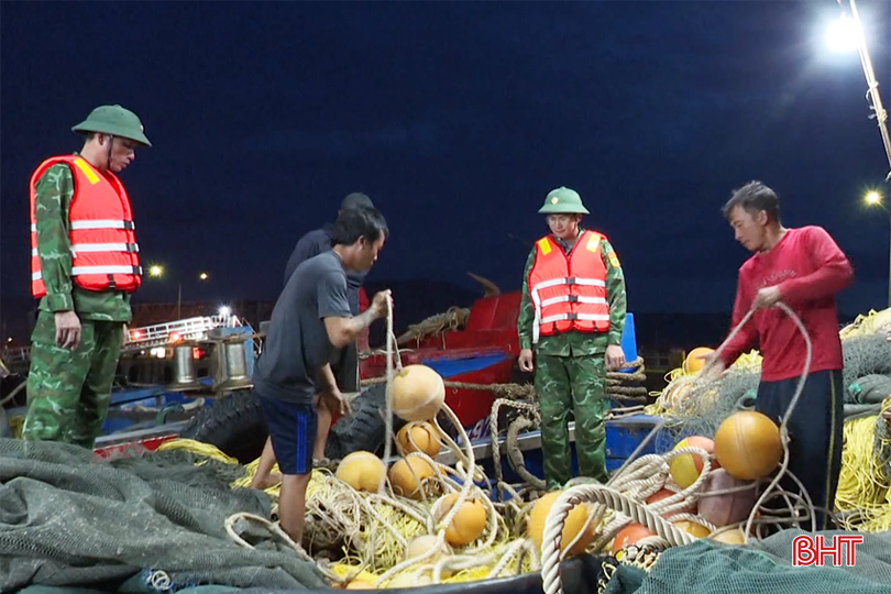 Đồn Biên phòng Lạch Kèn phối hợp với lực lượng BĐBP tỉnh bắt giữ tàu giã cào của ngư dân Nghệ An vào đánh bắt gần bờ trong đợt ra quân cao điểm. ảnh 5 - Copy.png