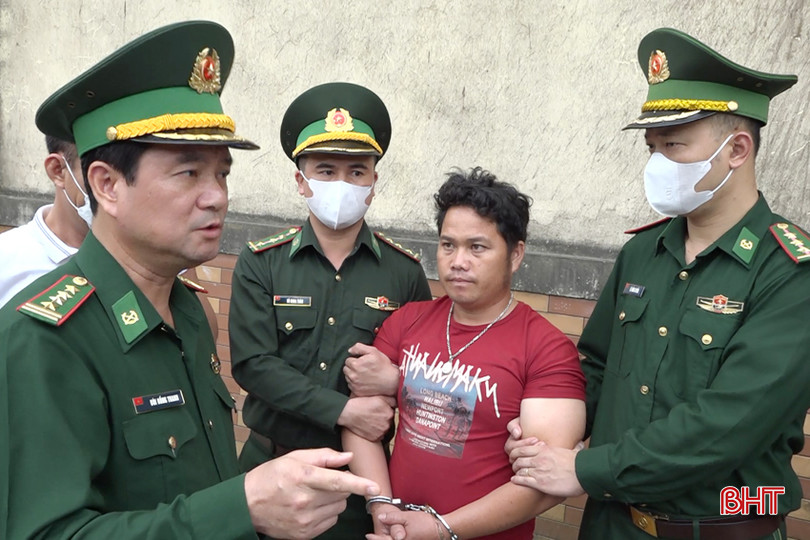 Đại tá Bùi Hồng Thanh - Chỉ huy trưởng BĐBP Hà Tĩnh chỉ đạo lực lượng phá án nhanh chóng lấy lời khai đối tượng để bắt tên cầm đầu. 4 - Copy.jpg