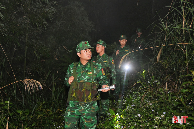 Các đơn vị biên phòng tuyến rừng tuần tra đường biên, cột mốc, đường tiểu ngạch... cả đêm lẫn ngày. DSC_3105 - Copy.JPG