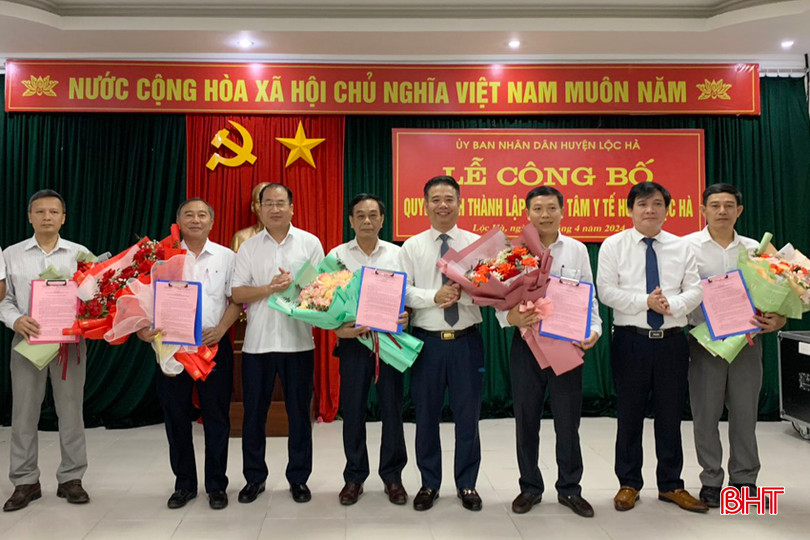 Lãnh đạo huyện Lộc Hà trao quyết định, tặng hoa, chúc mừng tân Ban Giám đốc Trung tâm Y tế huyện Lộc Hà. 1 - Copy.jpg