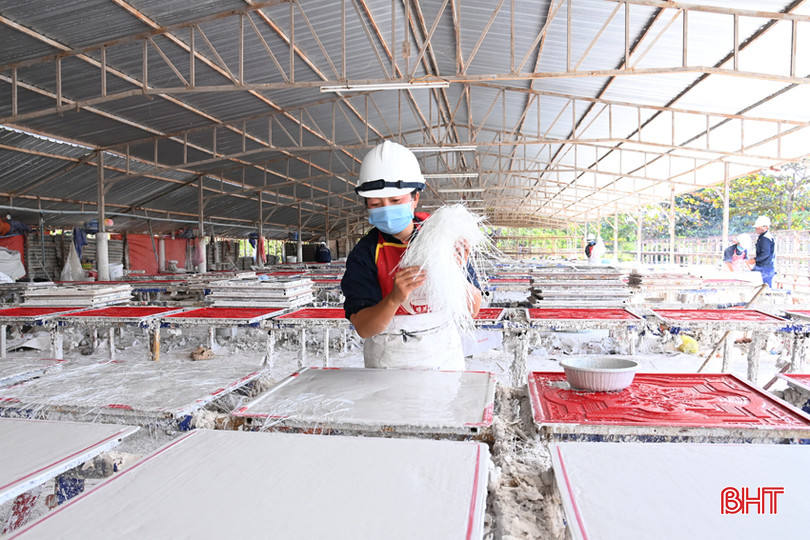Chị Khăn Tha Ly luôn chăm chỉ ở xưởng sản xuất tấm trần thạch cao của Công ty Vilaco. anhr1(1) - Copy.JPG