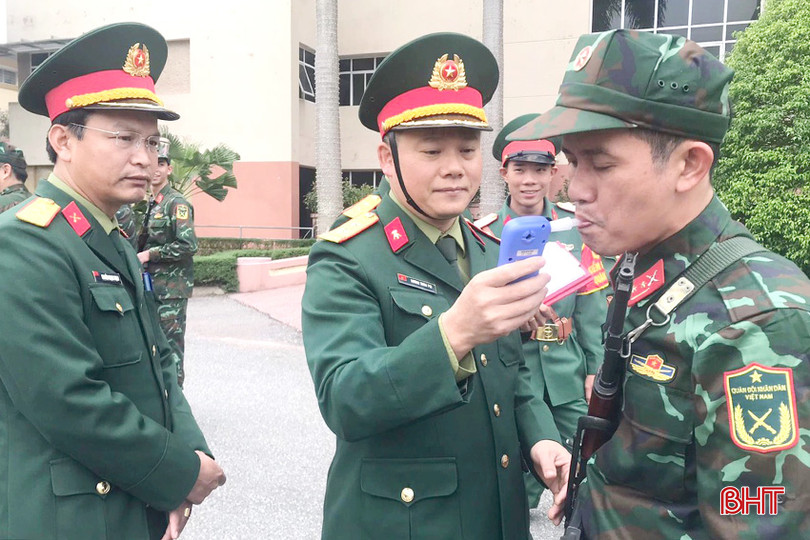 Kiểm tra nồng độ cồn cán bộ, nhân viên ở cơ quan Bộ CHQS tỉnh trước lúc thực hiện nhiệm vụ và tham gia giao thông. Anh 9 - Copy.jpg