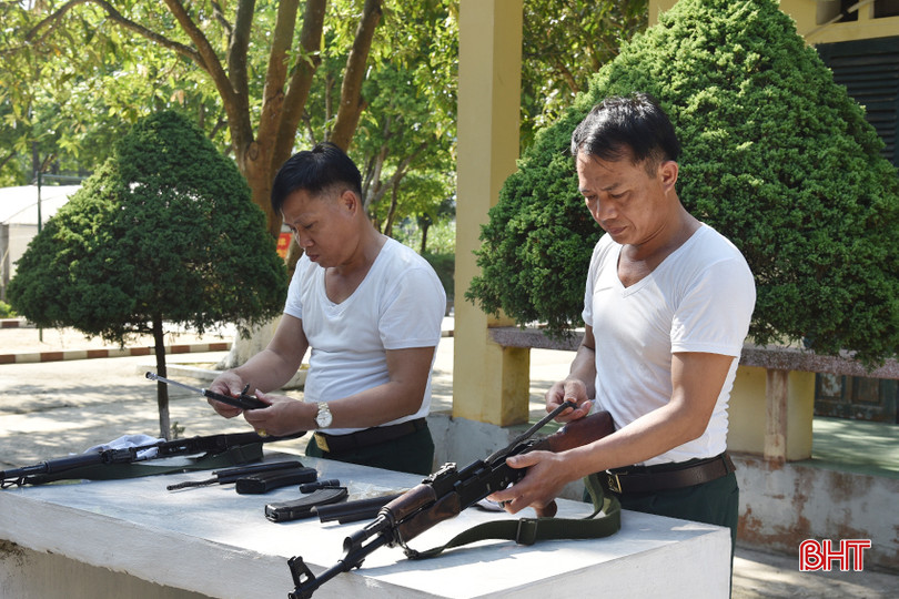 Cán bộ, chiến sĩ Đồn Biên phòng Thiên Cầm kiểm tra vũ khí phục vụ nhiệm vụ huấn luyện, diễn tập chiến đấu. DSC_1688.JPG