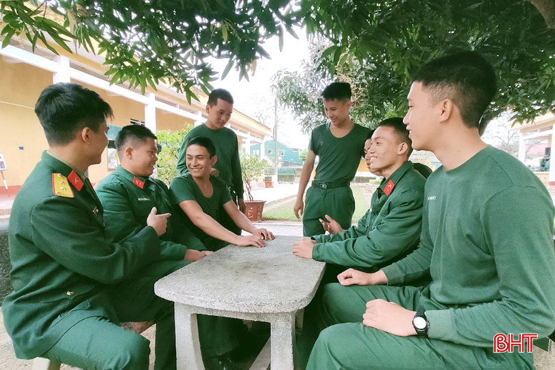 Cán bộ các cấp ở Trung đoàn 841 thường xuyên gần gũi, sâu sát để nắm bắt tình hình tư tưởng, tâm tư nguyện vọng của chiến sĩ, nhất là những người có hoàn cảnh khó khăn, có biểu hiện tâm lý bất ổn. Anh 6 - Copy.jpg