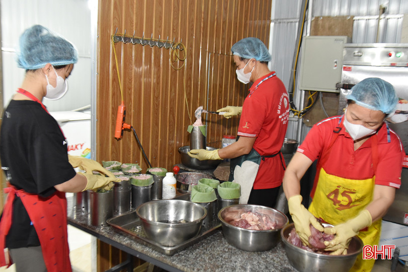 Cơ sở sản xuất giò chả Hường Quý đã tất bật với các công đoạn sản xuất. DSC_5016 - Copy.JPG