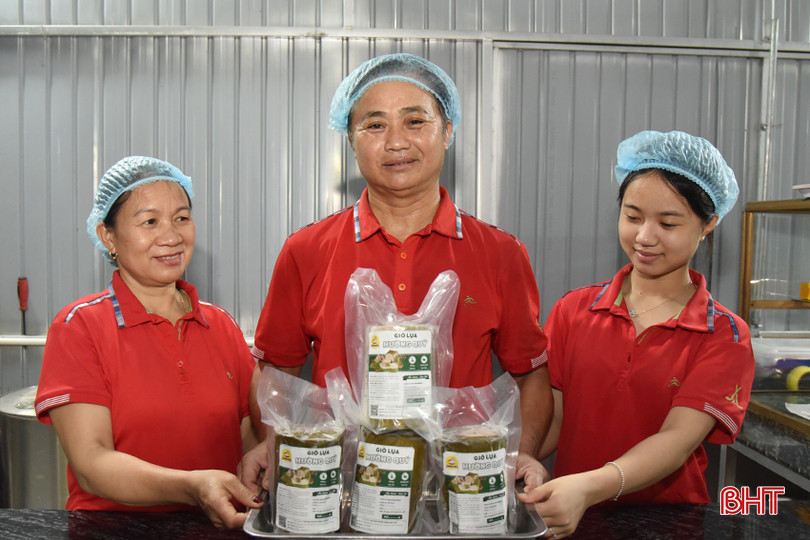 Sau khi được công nhận là sản phẩm OCOP 3 sao, sản phẩm giò lụa của Cơ sở sản xuất giò chả Quý Hường đã tăng doanh số bán hàng 55 - 60%. DSC_5084 - Copy.JPG