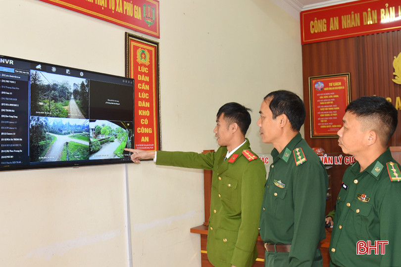 Cán bộ phụ trách địa bàn Đồn Biên phòng Phú Gia cùng công an xã tăng cường theo dõi, quản lý địa bàn. DSC_3528.JPG