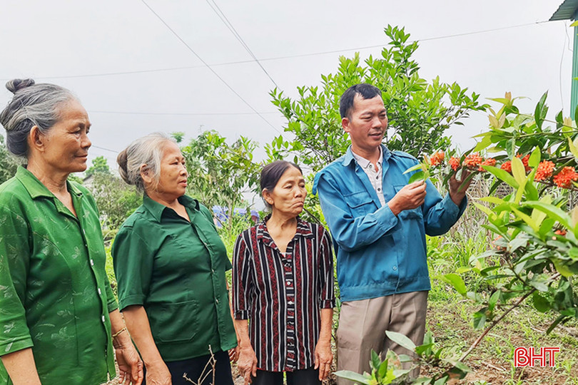 Mang dòng máu dân tộc Lào nên bà Nguyễn Thị Xanh (thứ 2 từ phải qua trái) đã mua tấm áo dân tộc trong đợt đi du lịch Tây Bắc và xem đó là trang phục của đồng bào mình nên thỉnh thoảng đưa ra mặc. 122 - Copy.jpg