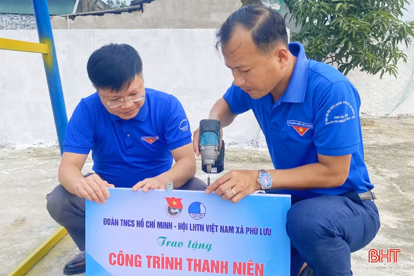 Phan Văn Quân - Bí thư Đoàn xã Phù Lưu (bên phải) là một trong những điển hình tiêu biểu về học và làm theo gương Bác của lực lượng đoàn viên thanh niên trong toàn tỉnh.