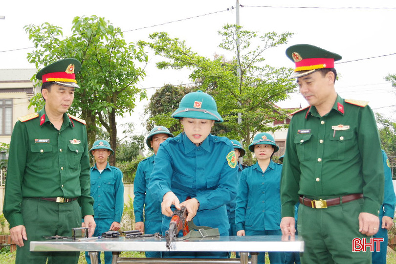 Đoàn kiểm tra Phòng Dân quân tự vệ (Quân khu 4) và lãnh đạo Bộ CHQS tỉnh kiểm tra nội dung tháo lắp súng cho các chiến sĩ dân quân nữ tại TP Hà Tĩnh. 4.jpg