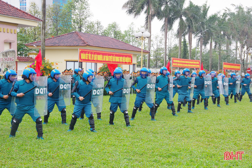 Lực lượng dân quân huyện Thạch Hà luyện tập phương án giải thoát con tin có công cụ hỗ trợ. 1 - Copy.JPG