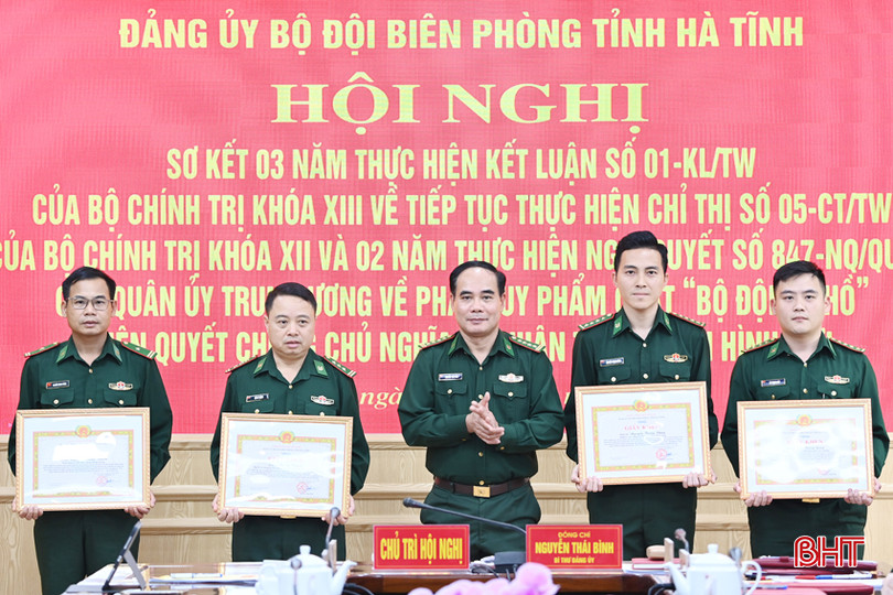 Đại úy Võ Trọng Giáp – Phó Đồn trưởng Đồn Biên phòng Kỳ Khang (ngoài cùng bên phải) là một trong những điển hình tiên tiến trong học và làm theo Bác của lực lượng biên phòng Hà Tĩnh. ảnh 6 (5)(2).JPG