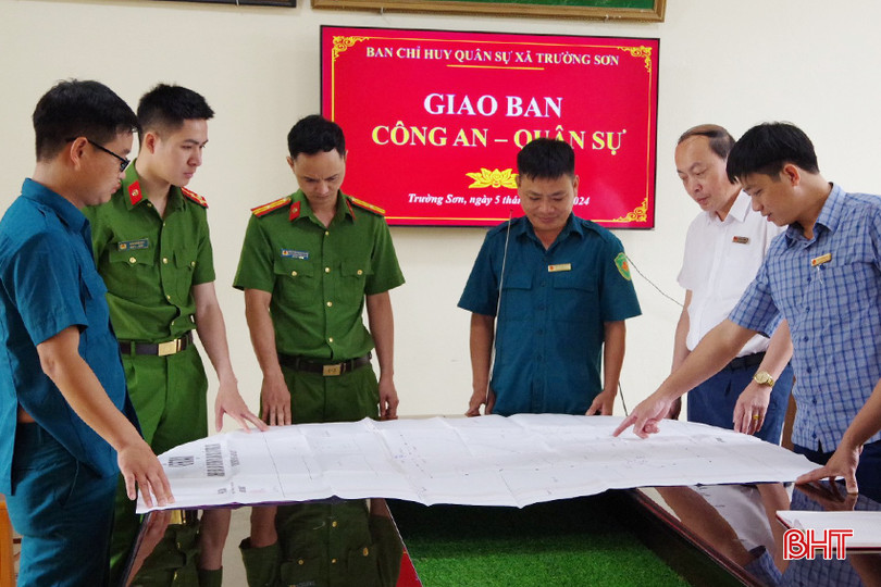 Ban CHQS xã Trường Sơn phối hợp với lực lượng công an xã trao đổi phương án tuần tra bảo vệ địa bàn, bảo vệ các mục tiêu trọng điểm trong dịp nghỉ lễ 30/4 và 1/5 sắp tới. 1 - Copy.jpg