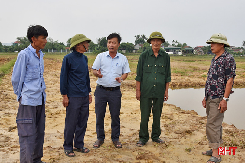 Lãnh đạo xã Tân Lộc vận động Nhân dân chuyển đổi ruộng đất kết hợp đầu tư hạ tầng sản xuất - một trong những nội dung quan trọng trong chương trình học tập và làm theo gương Bác của Đảng bộ xã. DSC_7152 - Copy.JPG