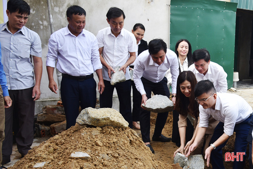Chủ tịch Hội Người mù huyện Lộc Hà Hồ Sỹ Phong (ngoài cùng bên phải) tham gia động thổ làm nhà cho hội viên ở thị trấn Lộc Hà. DSC_7423 - Copy.JPG