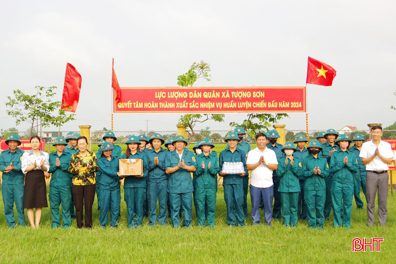 Lãnh đạo xã Tượng Sơn ra thao trường động viên, tặng quà lực lượng dân quân đang huấn luyện. 7.jpg