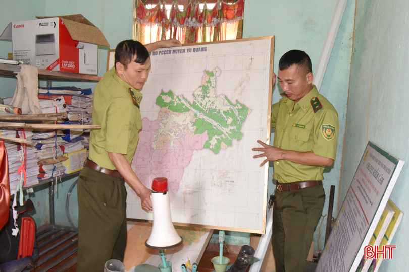 Cán bộ Kiểm lâm huyện Vũ Quang chuẩn bị bản đồ, biển báo, loa cầm tay... để thực hiện nhiệm vụ thông tin, tuyên truyền PCCCR. DSC_3586 - Copy.JPG
