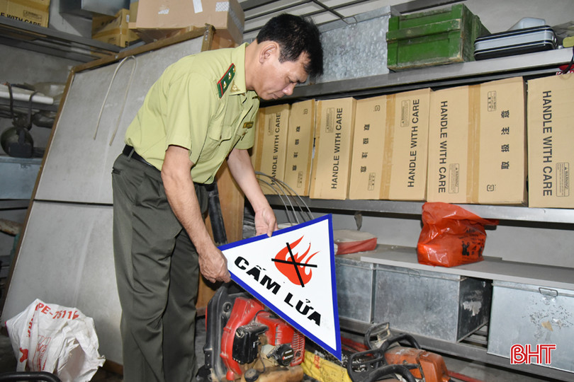 Những biển cảnh báo "cấm lửa" cuối cùng trong kho được kiểm lâm Hương Khê mang đi để lắp đặt. DSC_3321 - Copy.JPG