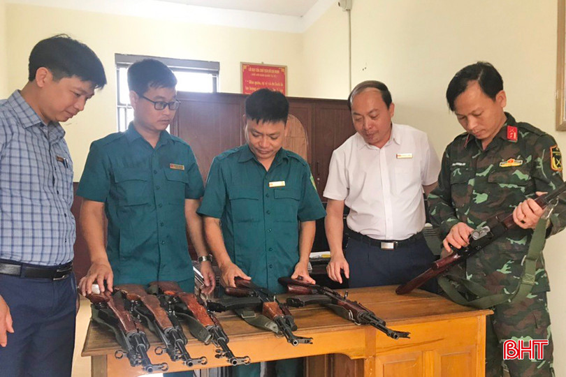 Ban CHQS huyện Đức Thọ và lãnh đạo địa phương kiểm tra trang bị, vũ khí để luôn đảm bảo an toàn, sẵn sàng phục vụ chiến đấu. 6 - Copy.jpg
