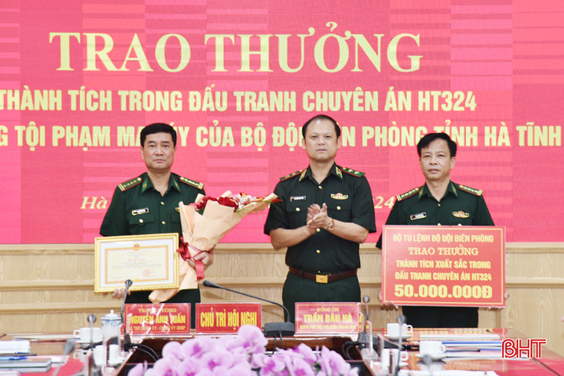 Trung tướng Nguyễn Anh Tuấn – Bí thư Đảng ủy, Chính ủy Bộ Tư lệnh BĐBP Việt Nam trao thưởng. DSC_4855 - Copy.JPG
