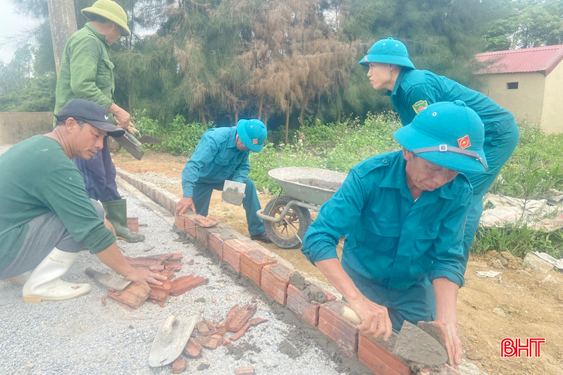 Dân quân xã Sơn Kim 1 (Hương Sơn) tham gia xây dựng khu dân cư kiểu mẫu, nâng cấp các tiêu chí xây dựng NTM. Thường trực SK 1 - Copy.jpg