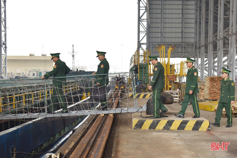 CBCS Trạm Kiểm soát Biên phòng cửa khẩu Sơn Dương xuống tàu kiểm tra hồ sơ thủ tục nhập cảnh. DSC_0384 - Copy.JPG