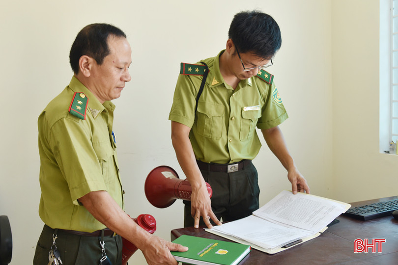 Cán bộ Kiểm lâm huyện Lộc Hà chuẩn bị văn bản, tài liệu, bản cam kết... phục vụ tuyên truyền PCCCR tại các trường học. DSC_0474 - Copy.JPG