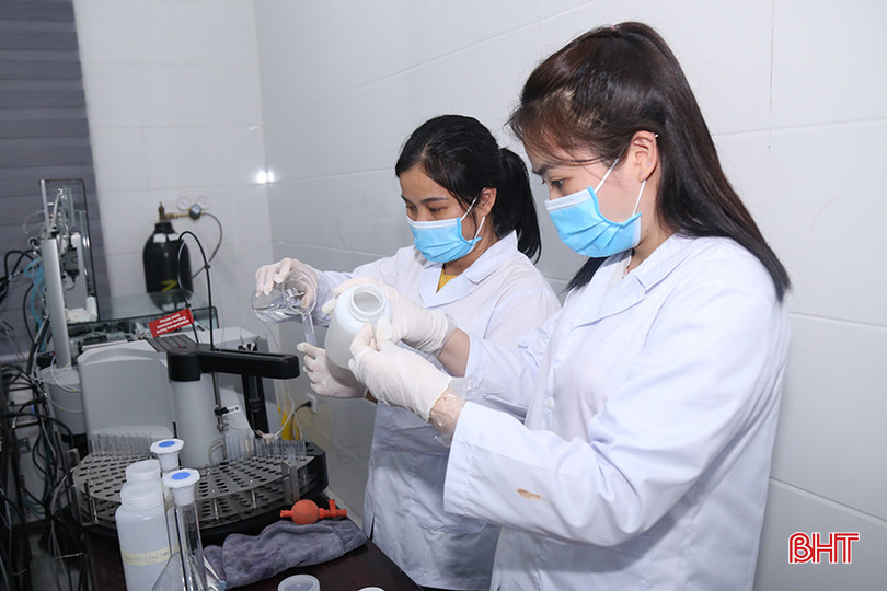 Chuyên viên Trung tâm Quan trắc Tài nguyên và Môi trường (Sở TN&MT) phân tích mẫu nước biển Thiên Cầm ngay trong đêm 25/3. quan-trac-moi-truong.jpg