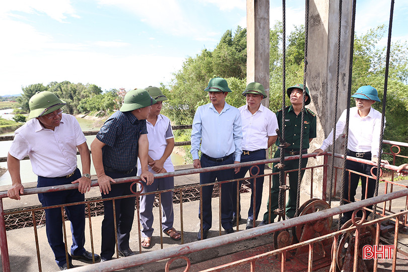 Phó Chủ tịch UBND tỉnh Lê Ngọc Châu cùng đoàn kiểm tra tại cống Trung Lương trên tuyến đê La Giang. phong-chong-thien-tai-3.jpg