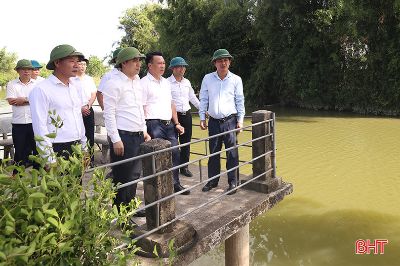 Phó Chủ tịch UBND tỉnh Lê Ngọc Châu và đoàn công tác kiểm tra điểm sạt lở bờ sông Minh, phường Trung Lương, TX Hồng Lĩnh. phong-chong-thien-tai-1.jpg