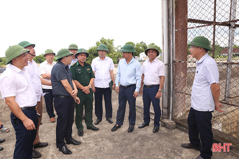 Phó Chủ tịch UBND tỉnh Lê Ngọc Châu và đoàn công tác kiểm tra vận hành cống Đức Xá trên tuyến đê La Giang. phong-chong-thien-tai-5.jpg
