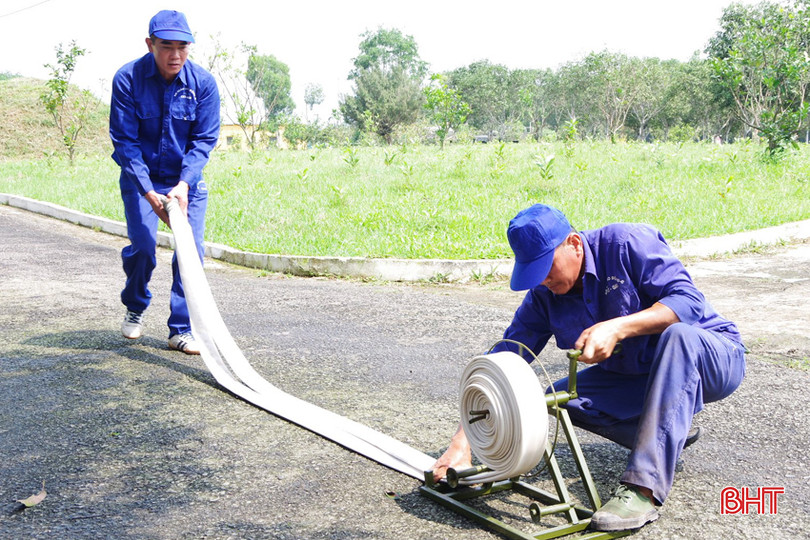 Sáng kiến “Dụng cụ cuốn vòi cứu hoả” được áp dụng trong thực hiện nhiệm vụ huấn luyện, diễn tập và phòng cháy, chữa cháy ở Kho K19. vòi cuốn cứu hỏa - Copy.jpg
