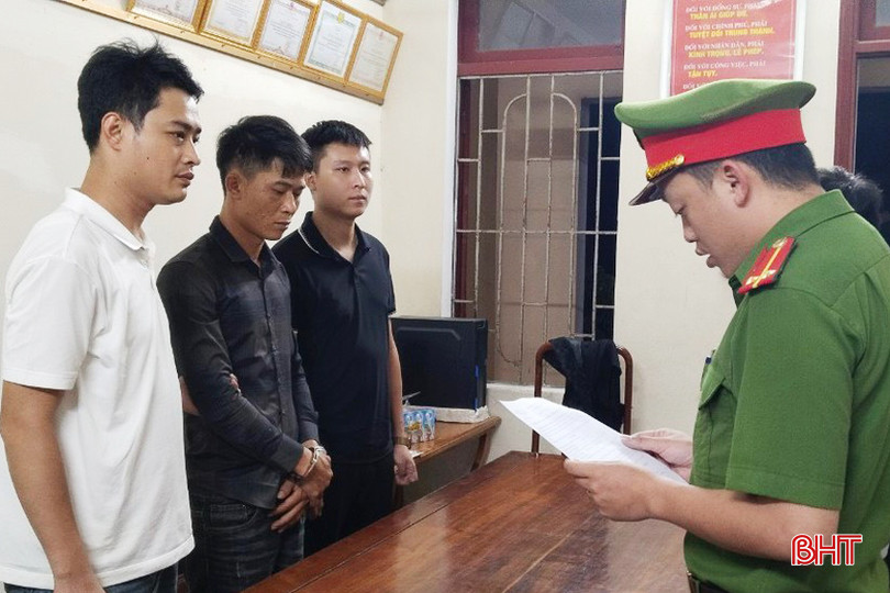 Lực lượng chức năng đọc quyết định khởi tố, lệnh bắt tạm giam đối với Nguyễn Đình An (áo đen đứng giữa). 123.jpg