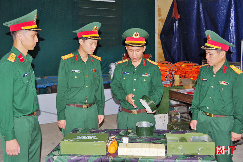 Thượng úy Huỳnh (thứ 2 từ phải qua trái) hướng dẫn, giới thiệu tính năng, cấu tạo của các bộ phận trong "Bộ thiết bị hỗ trợ huấn luyện vật cản" cho cán bộ, chiến sĩ 1 - Copy.JPG