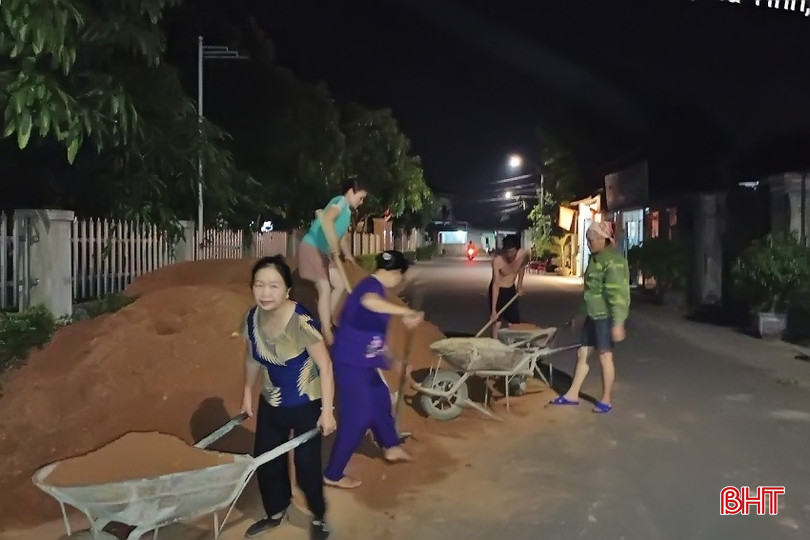 Ban ngày nắng nóng nên người dân thôn Liên Tiến tranh thủ đẩy đất chỉnh trang vườn hộ và đắp lề mở rộng đường vào ban đêm. liên tiến - Copy.jpg