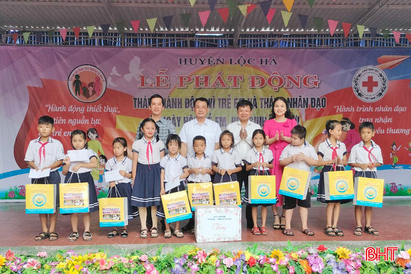 Lãnh đạo Sở LĐ-TB&XH tặng 10 suất quà cho các em học sinh nghèo học giỏi. 4 - Copy.jpg