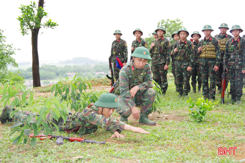 Thượng úy Huỳnh (đang quỳ) thực luyện nội dung huấn luyện với sáng kiến "Bộ thiết bị hỗ trợ huấn luyện vật cản" tại thao trường. 7 - Copy.JPG