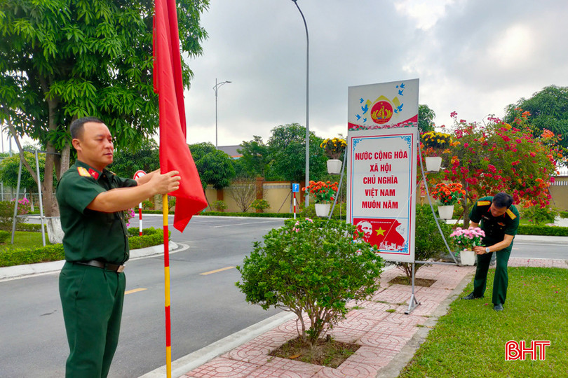 Cán bộ, chiến sĩ Ban CHQS huyện Thạch Hà chỉnh trang khuôn viên đơn vị chào mừng đại hội thi đua quyết thắng. thạch hà 3 - Copy.jpg