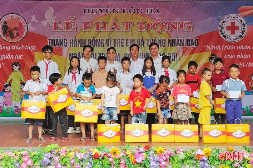 Lãnh đạo huyện Lộc Hà tặng 58 suất quà cho các em nhỏ có hoàn cảnh khó khăn, mồ côi, tàn tật... 3 - Copy.jpg