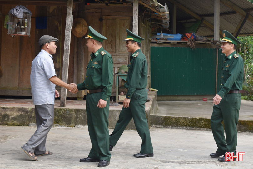 BĐBP Hòa Hải xuống từng thôn, đến từng nhà để động viên Nhân dân chăm lo sản xuất, nêu cao tinh thần xây dựng quê hương, có ý thức cao trong bảo vệ biên giới. DSC_1520 - Copy.JPG