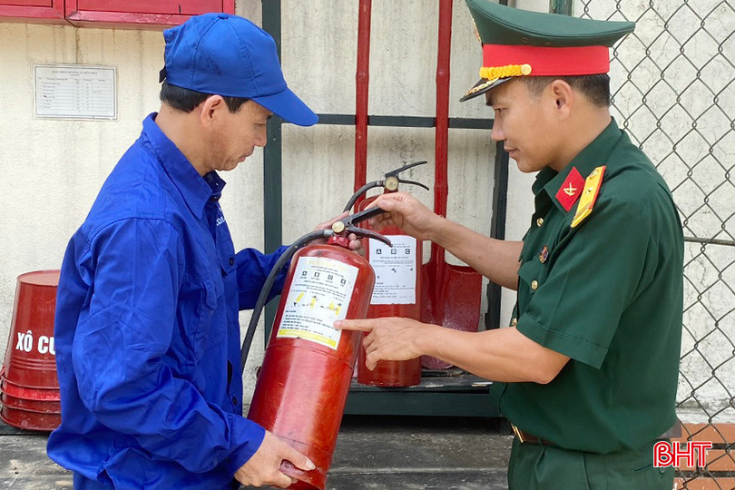 Thiếu tá Phan Văn Thân – Chủ nhiệm Hậu cần – Kỹ thuật Ban CHQS thị xã Hồng Lĩnh kiểm tra các dụng cụ phòng chống cháy nổ trong doanh trại. hồng lĩnh 1 - Copy.jpg