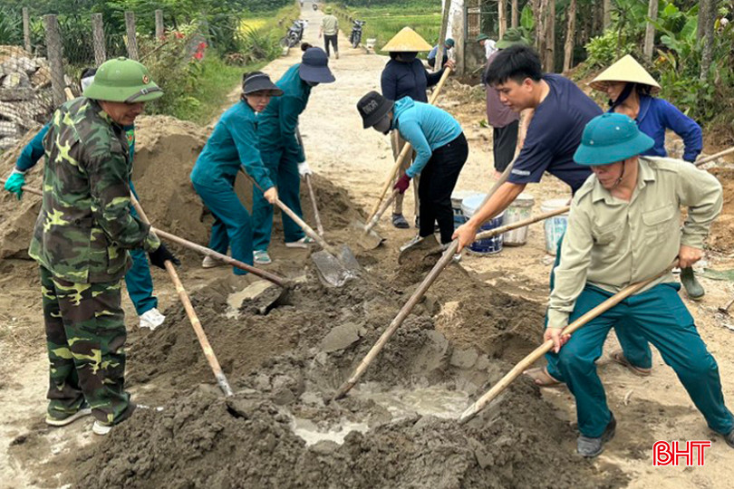 Cán bộ và Nhân dân thôn Đông Thắng tham gia xây lại cổng, tường rào, các công trình phụ sau khi phá dỡ để hiến đất mở đường. đông thắng - Copy.jpg