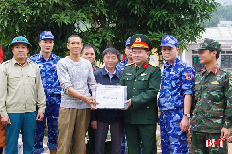 Đại tá Nguyễn Xuân Thắng - Chỉ huy trưởng Bộ CHQS tỉnh tặng quà cho LLVT Nghi Xuân khi tham gia xây dựng NTM tại xã Xuân Hồng. A9 - Copy.jpg