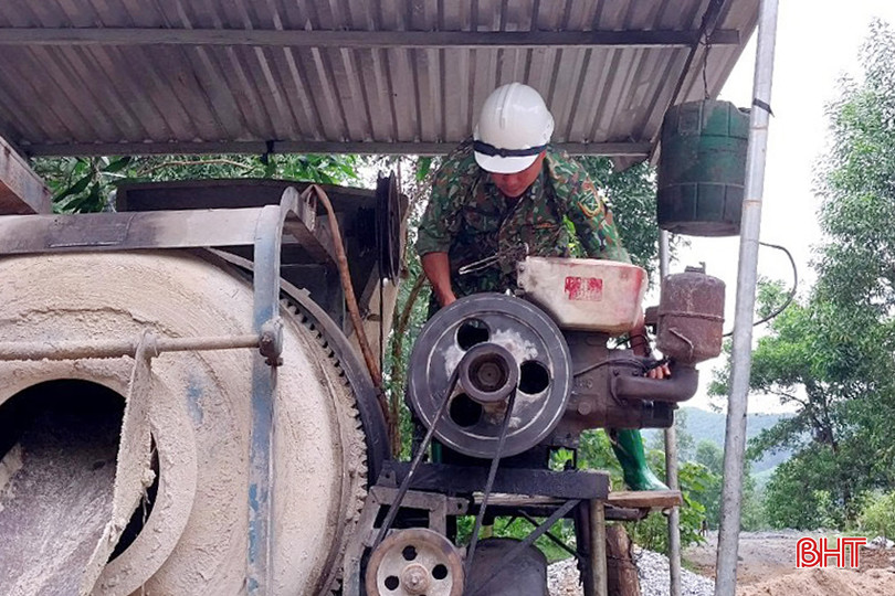 Bộ đội công binh ở Đại đội 17 kiểm tra, bảo dưỡng máy móc, thiết bị trước khi thi công các công trình chiến đấu. đại đội 171 - Copy.jpg