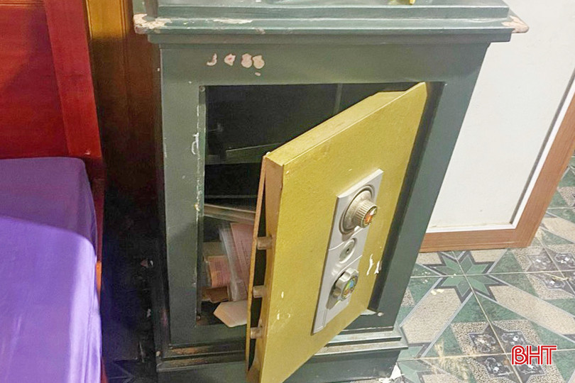 Két sắt trong phòng ngủ của gia đình anh Trương Anh Tuấn bị cạy phá. 2.jpg