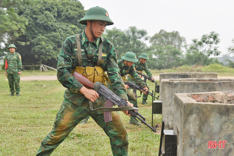 Chiến sĩ thực hiện nội dung xung phong tiêu diệt mục tiêu sau khi đánh thuốc nổ vào lô cốt. DSC_5831 - Copy.JPG