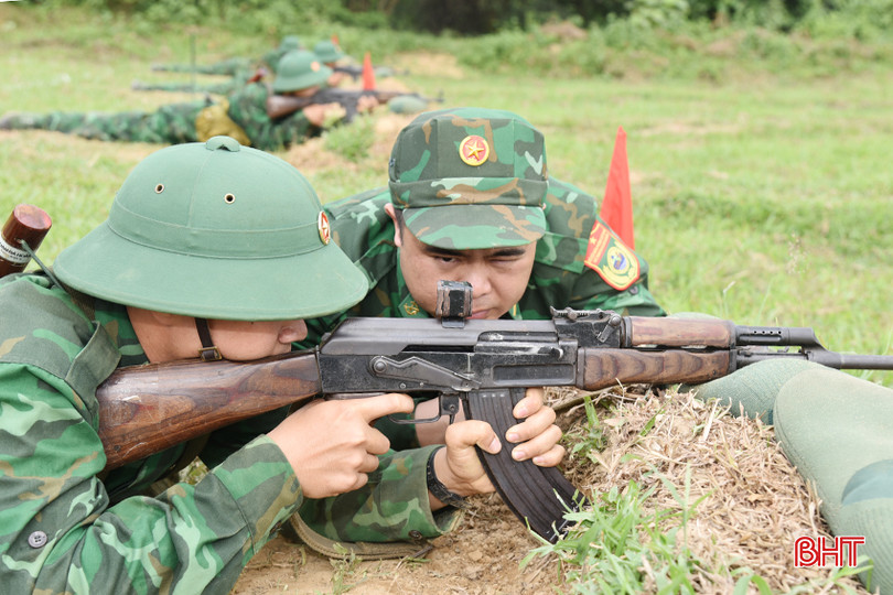 Trung đội 3 (Đại đội Huấn luyện) huấn luyện các nội dung về bắn súng tiểu liên AK. DSC_5974 - Copy.JPG