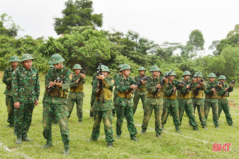 Chiến sĩ mới ở Trung đội 1, Đại đội Huấn luyện (Tiểu đoàn Huấn luyện - Cơ động) thực hiện thao tác kiểm tra súng. DSC_5943 - Copy.JPG